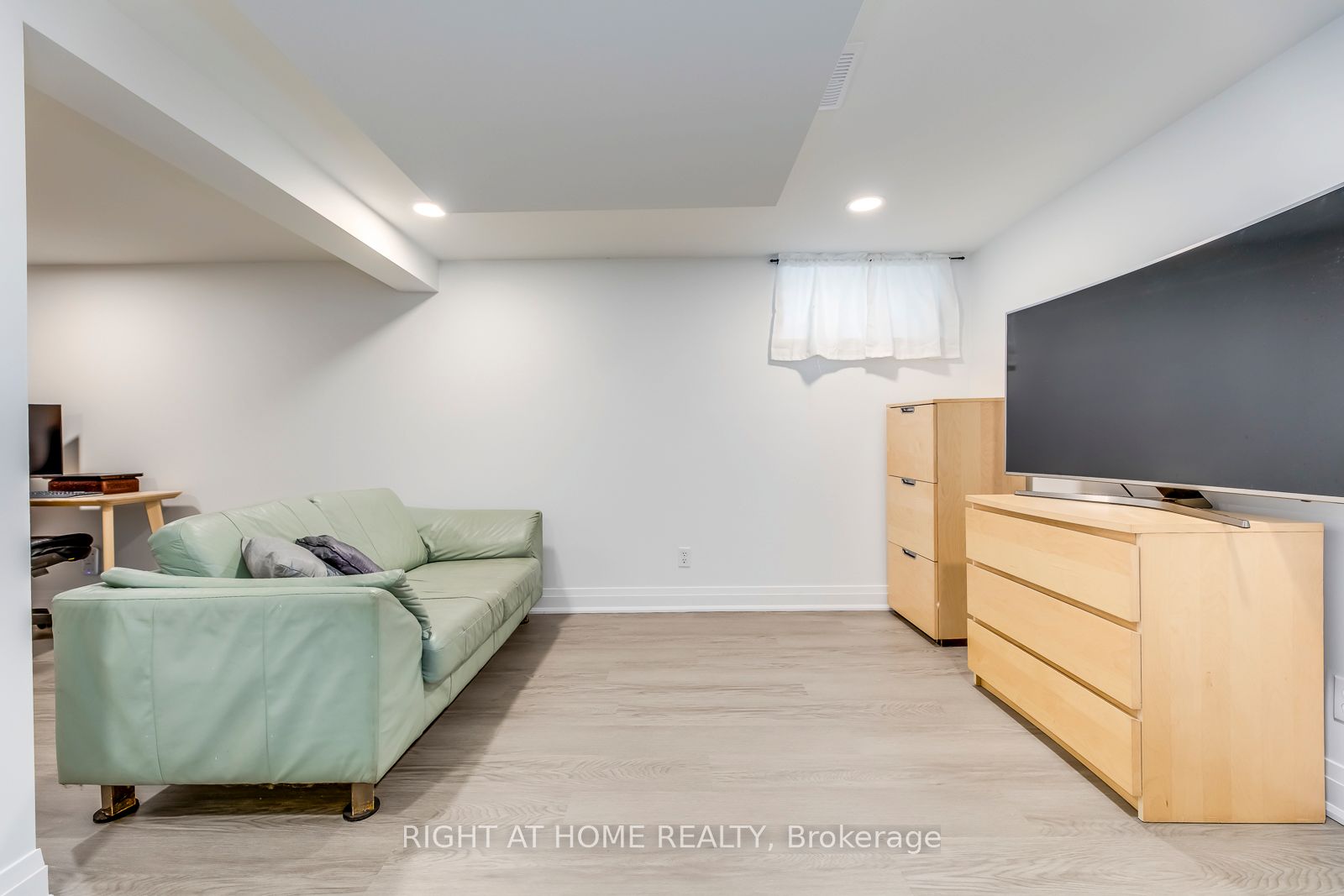 5 Saunders Cres