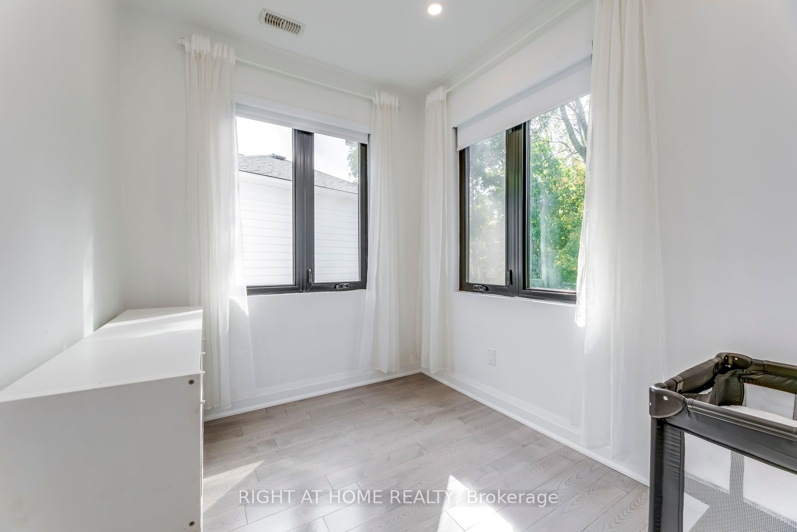 5 Saunders Cres