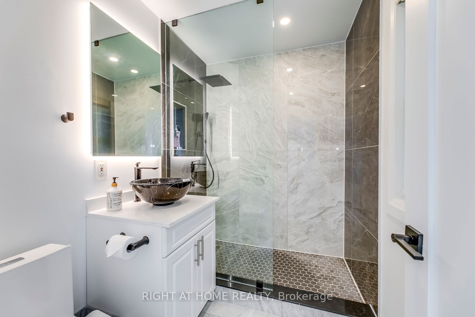 5 Saunders Cres