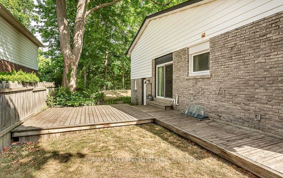 1697 Missenden Cres
