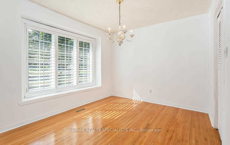 1697 Missenden Cres