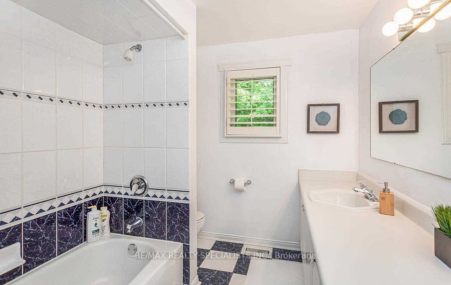 1697 Missenden Cres