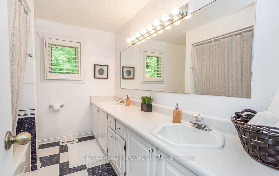 1697 Missenden Cres