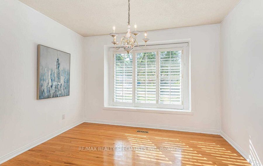 1697 Missenden Cres