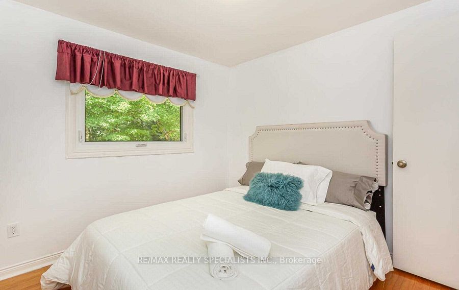 1697 Missenden Cres