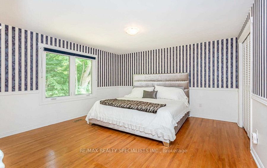 1697 Missenden Cres