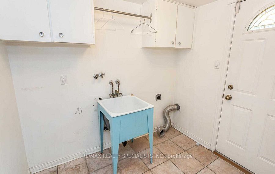 1697 Missenden Cres