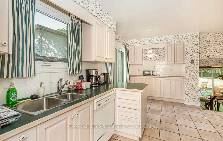1697 Missenden Cres