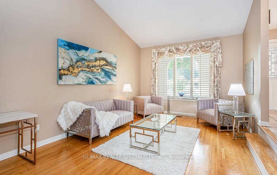 1697 Missenden Cres