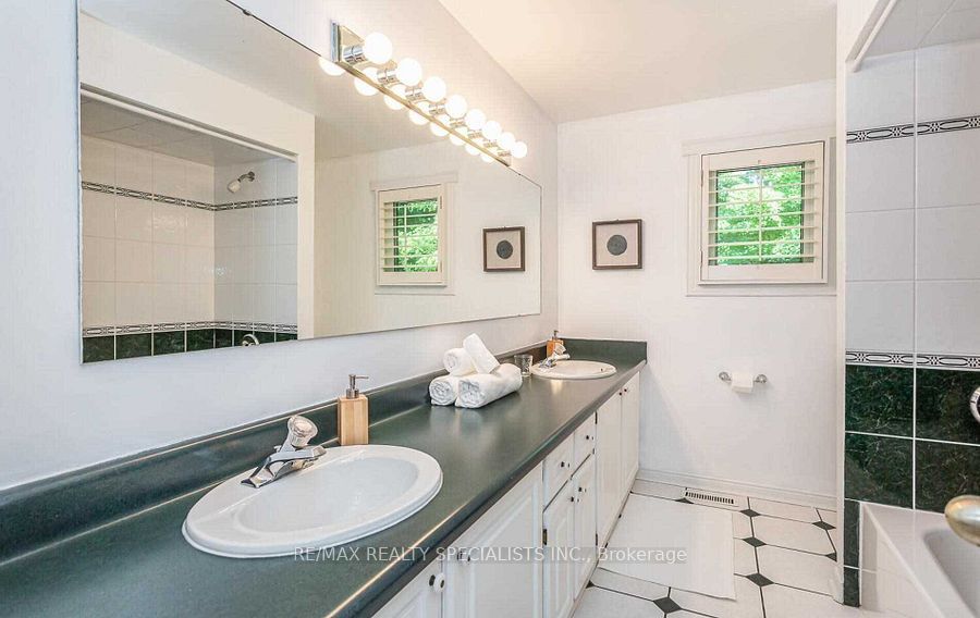 1697 Missenden Cres