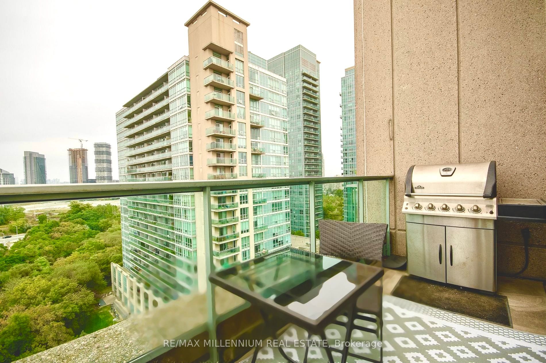 250 Manitoba St, #827