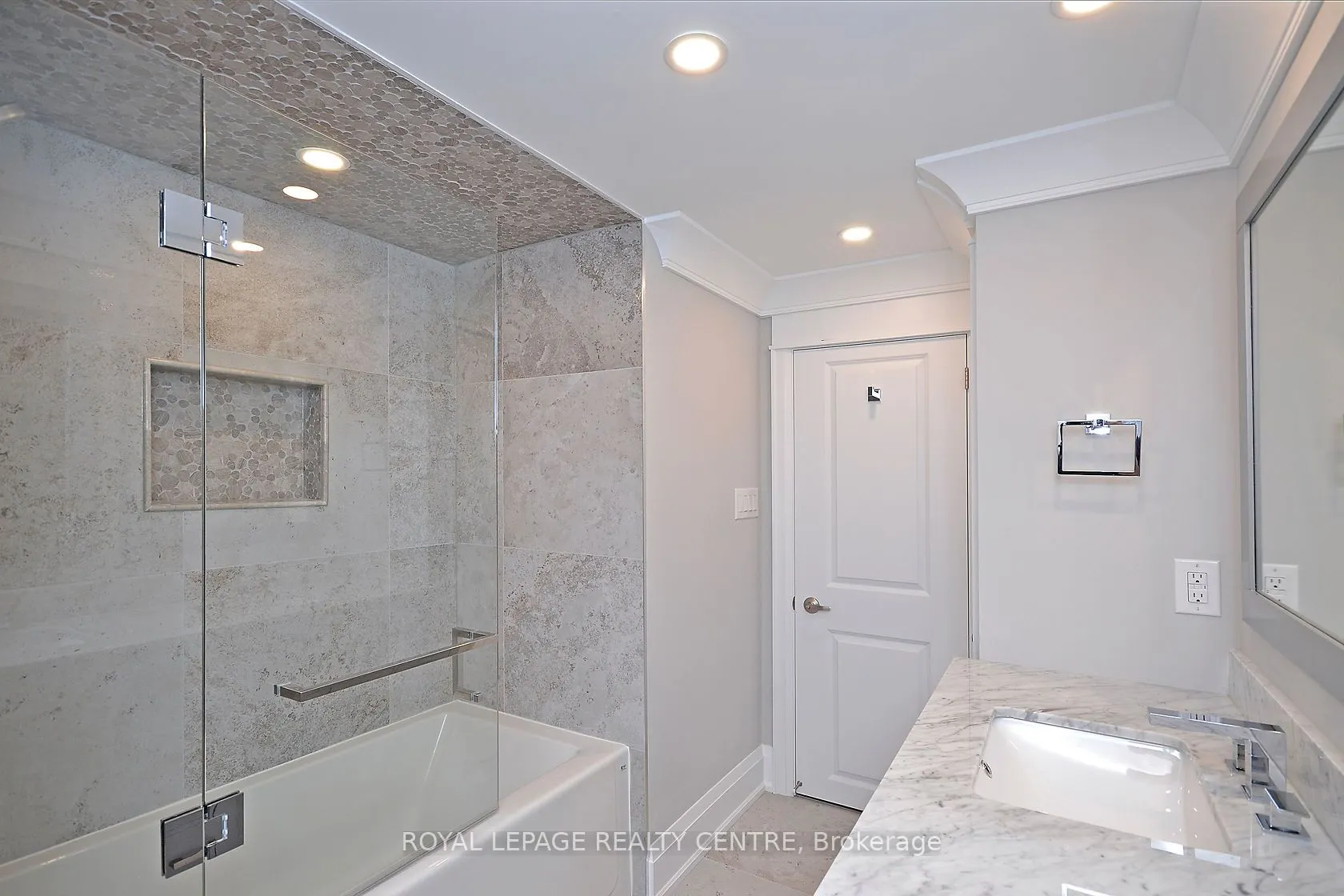 326 Slade Cres, #Lower
