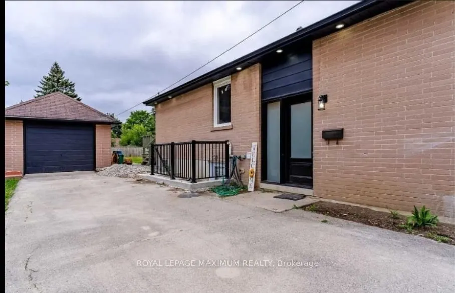 8 Lawrence Cres