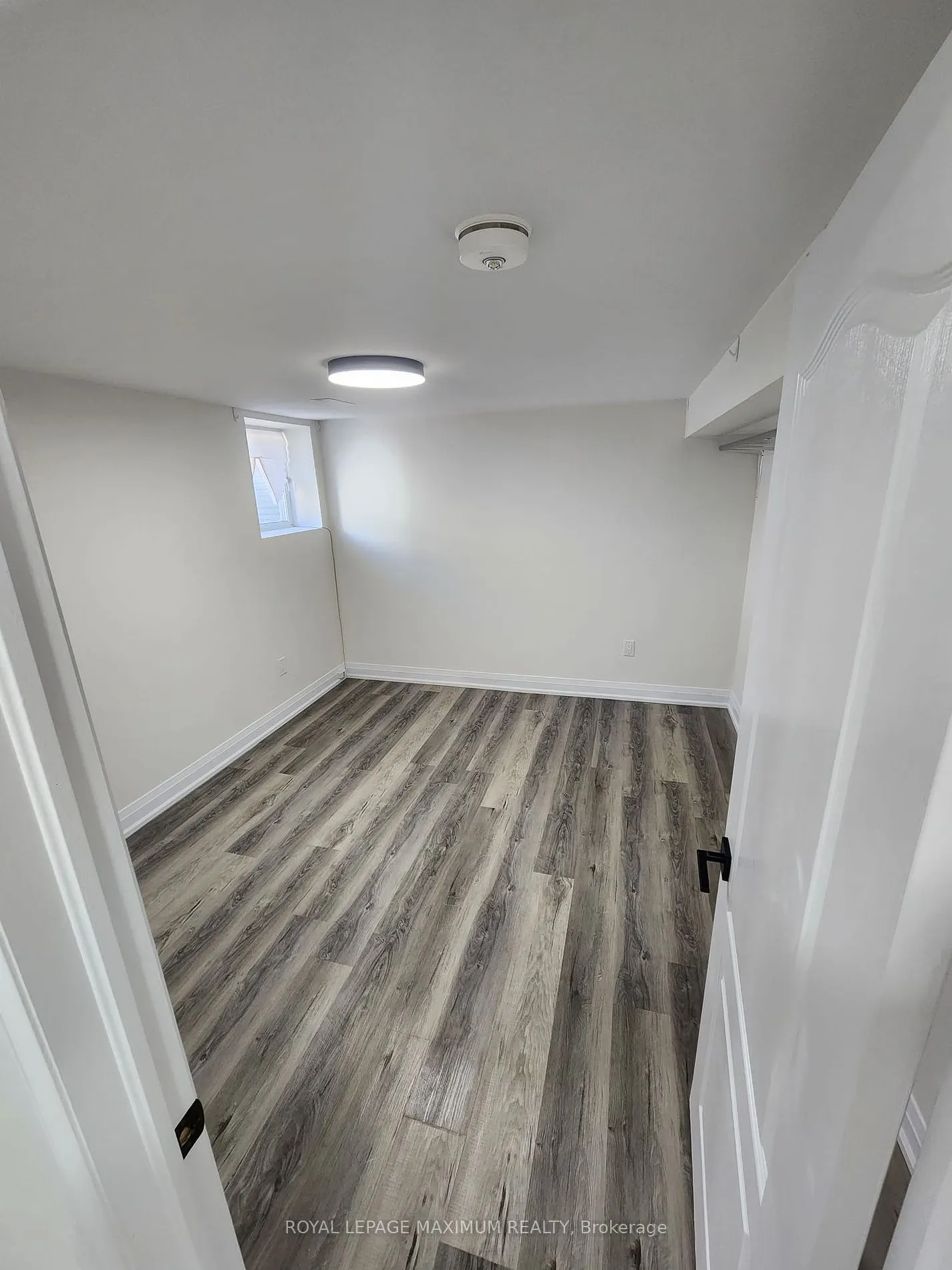 8 Lawrence Cres