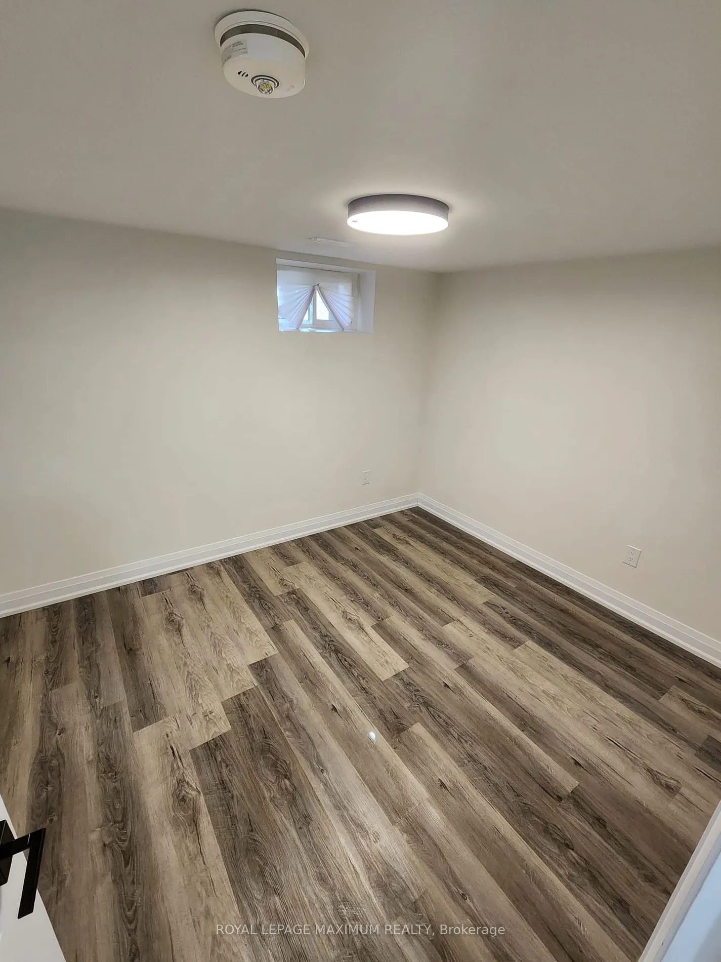 8 Lawrence Cres
