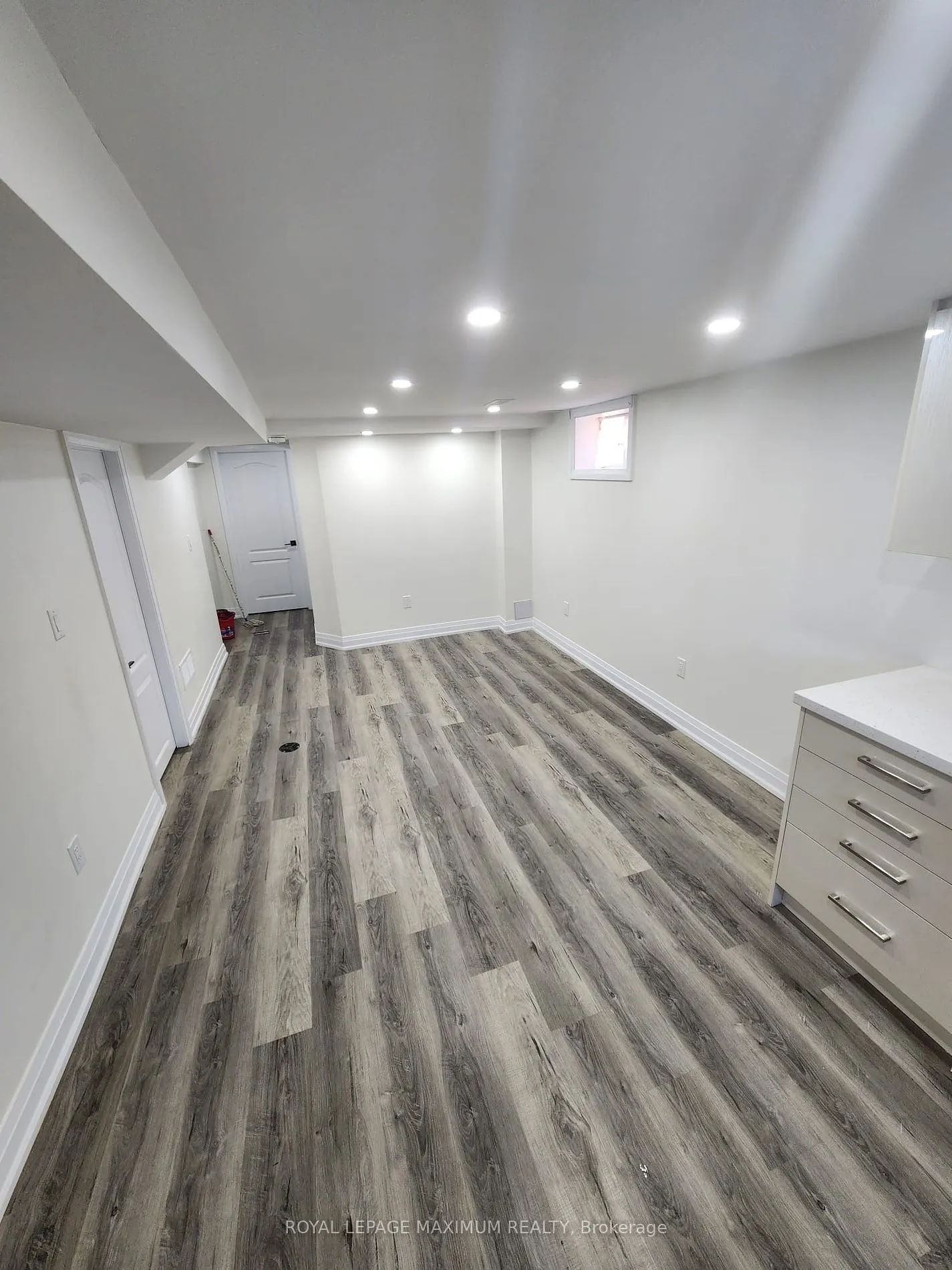 8 Lawrence Cres
