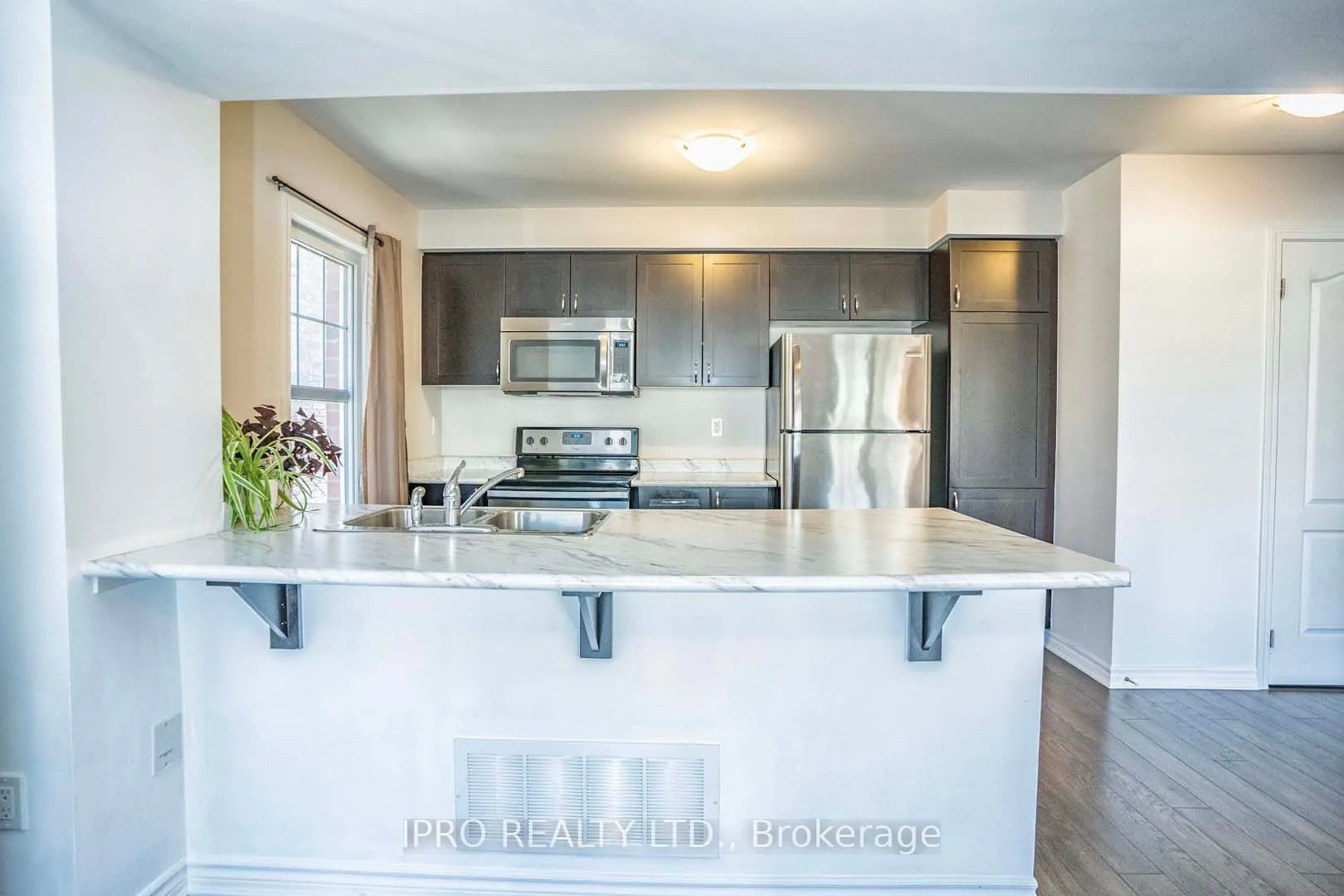 1541 Gainer Cres