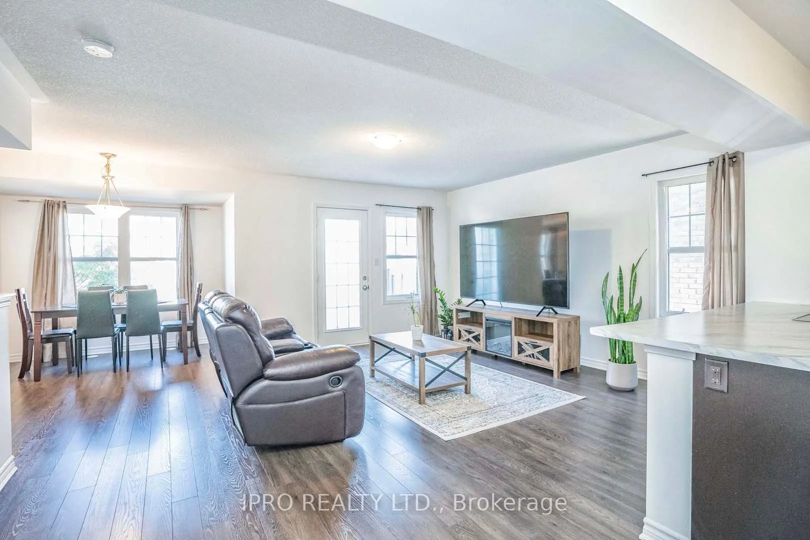 1541 Gainer Cres