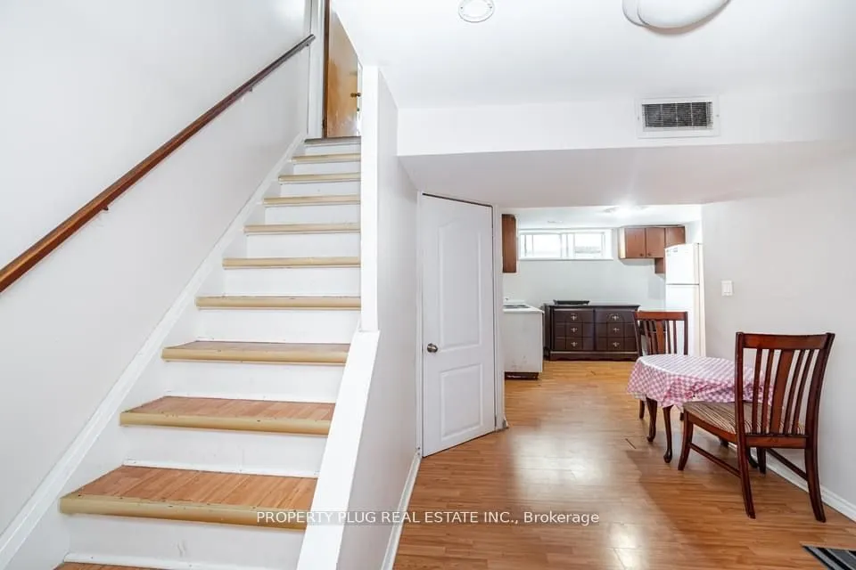 3 Leneck Ave