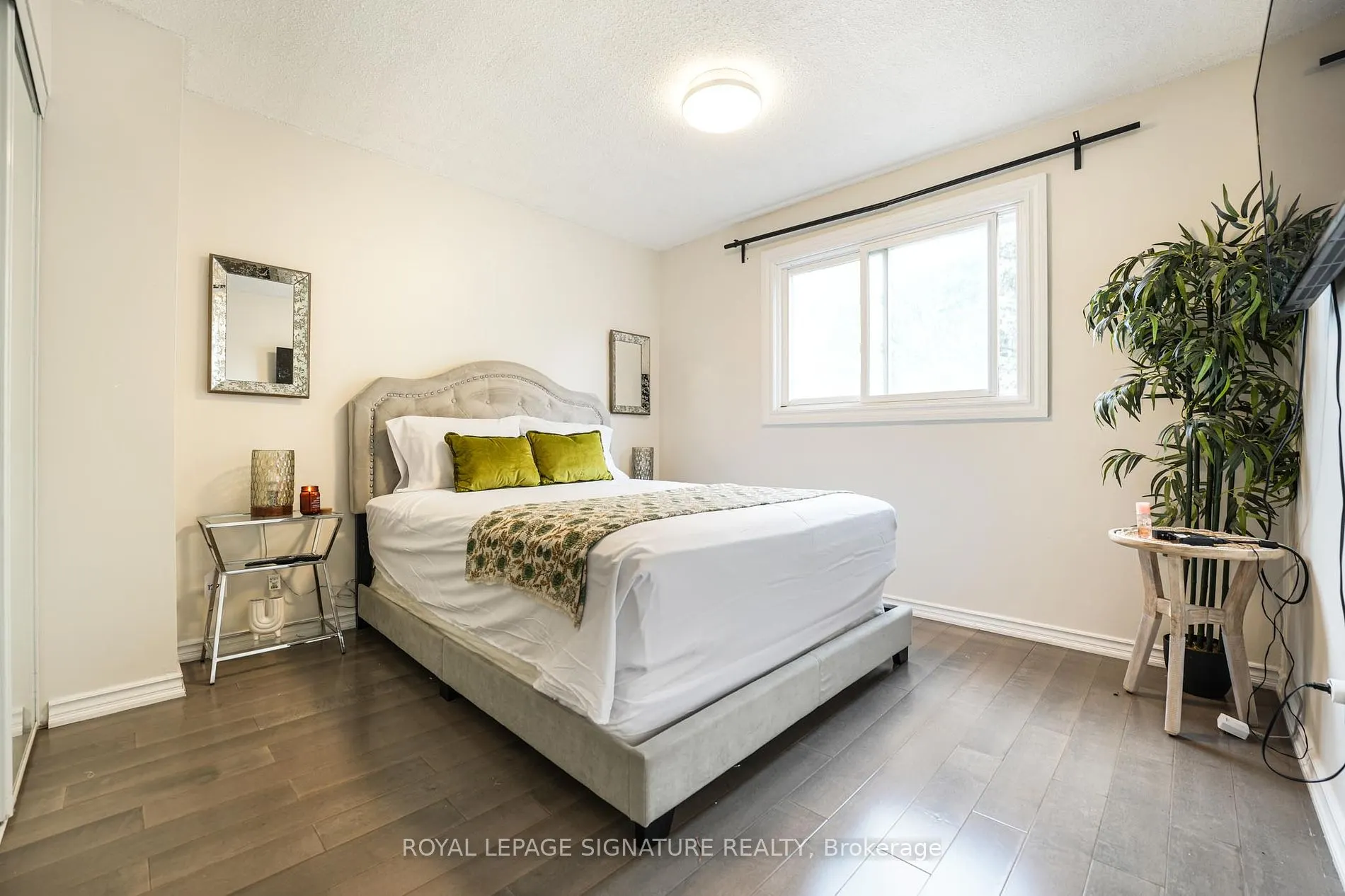1521 Ealing Crt