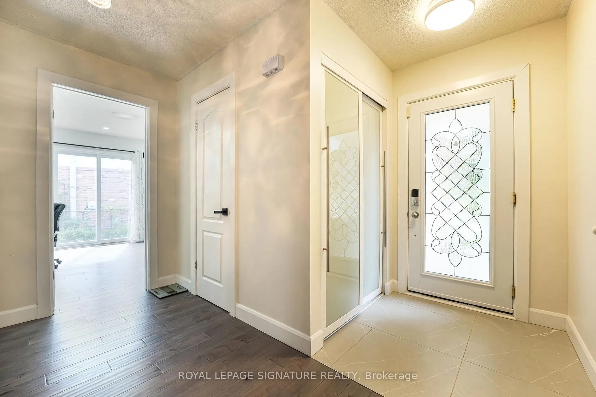 1521 Ealing Crt