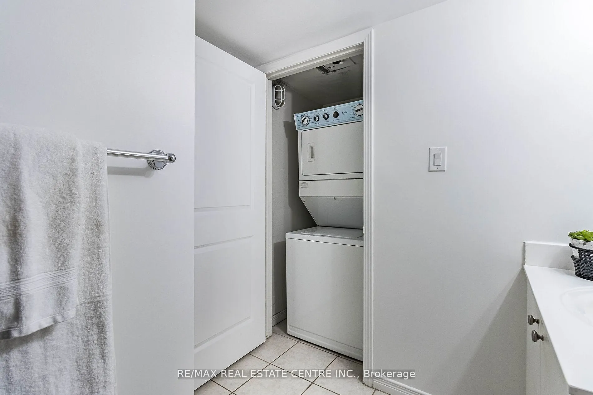 9 George St, #907