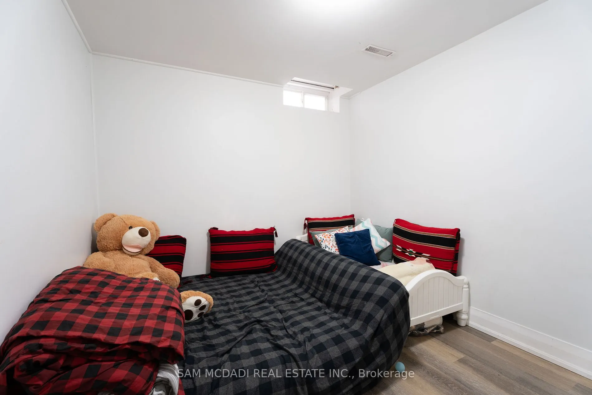 4484 Jenkins Cres