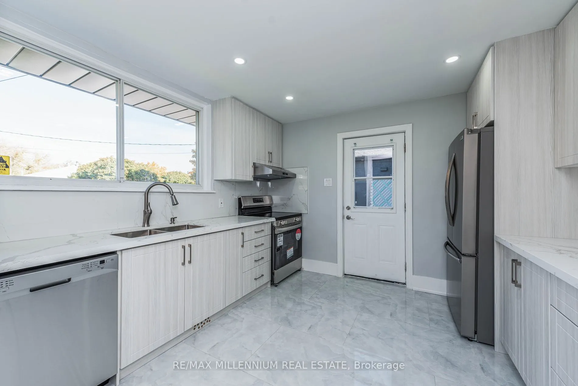 76 Raylawn Cres