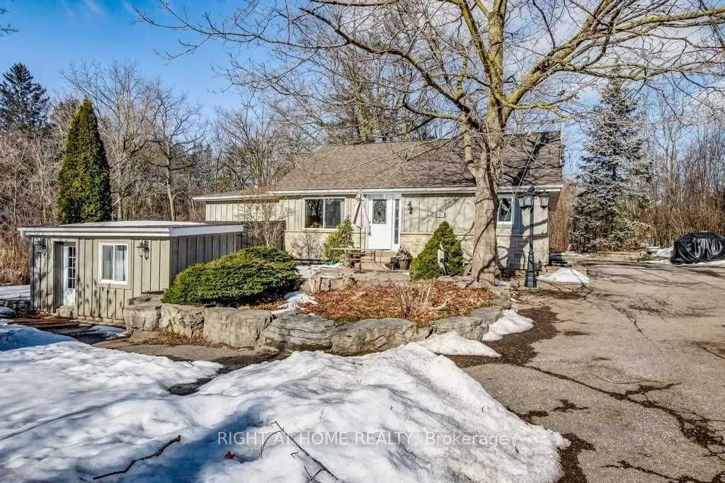 1364 Queen St W