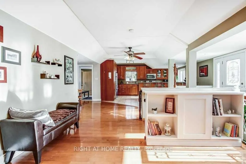 1364 Queen St W