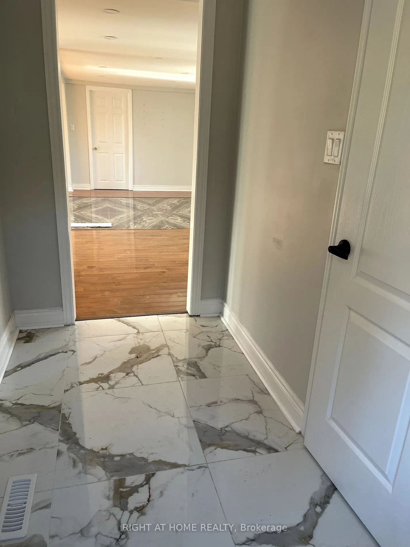 1364 Queen St W