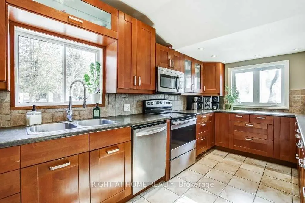 1364 Queen St W