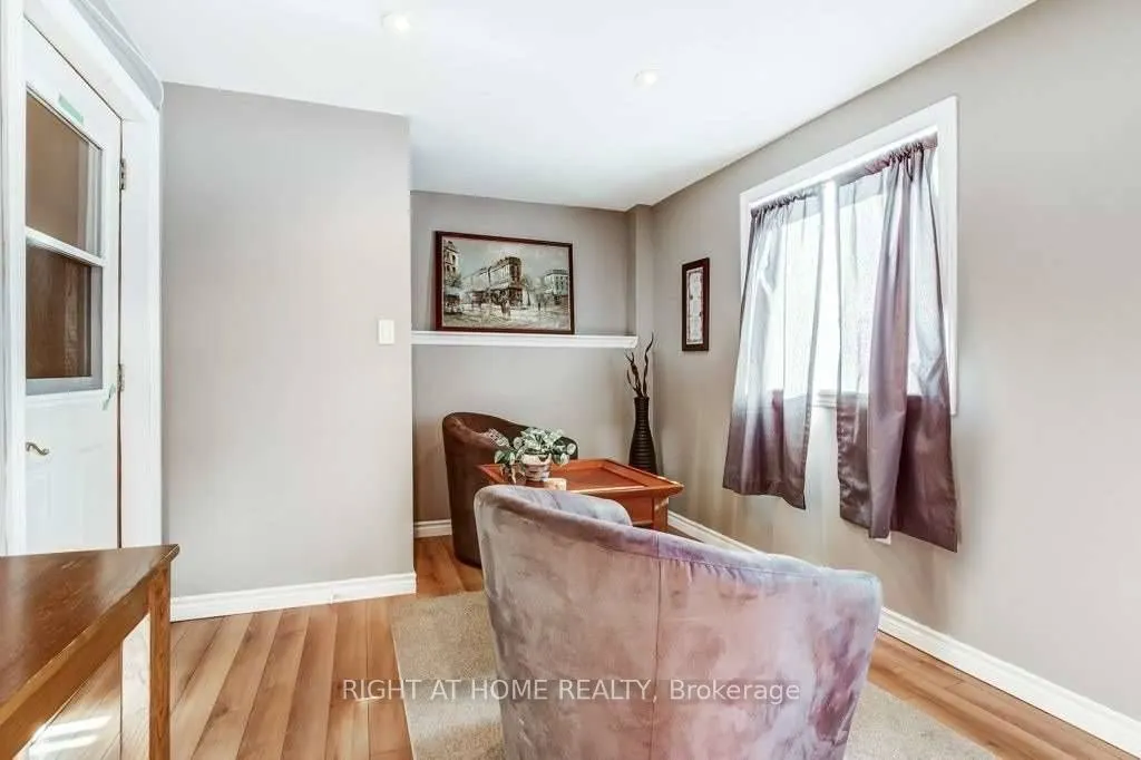 1364 Queen St W