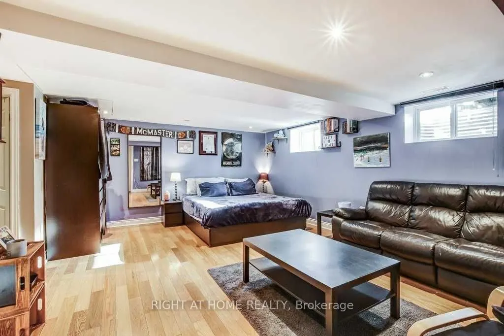 1364 Queen St W
