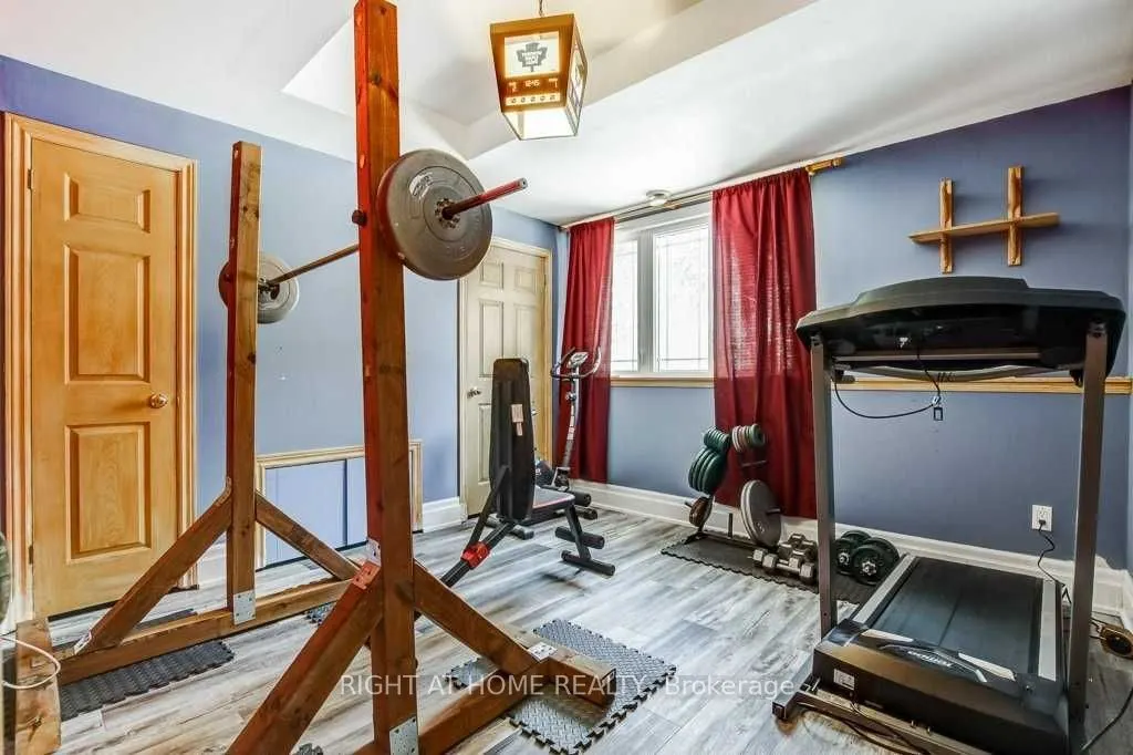 1364 Queen St W