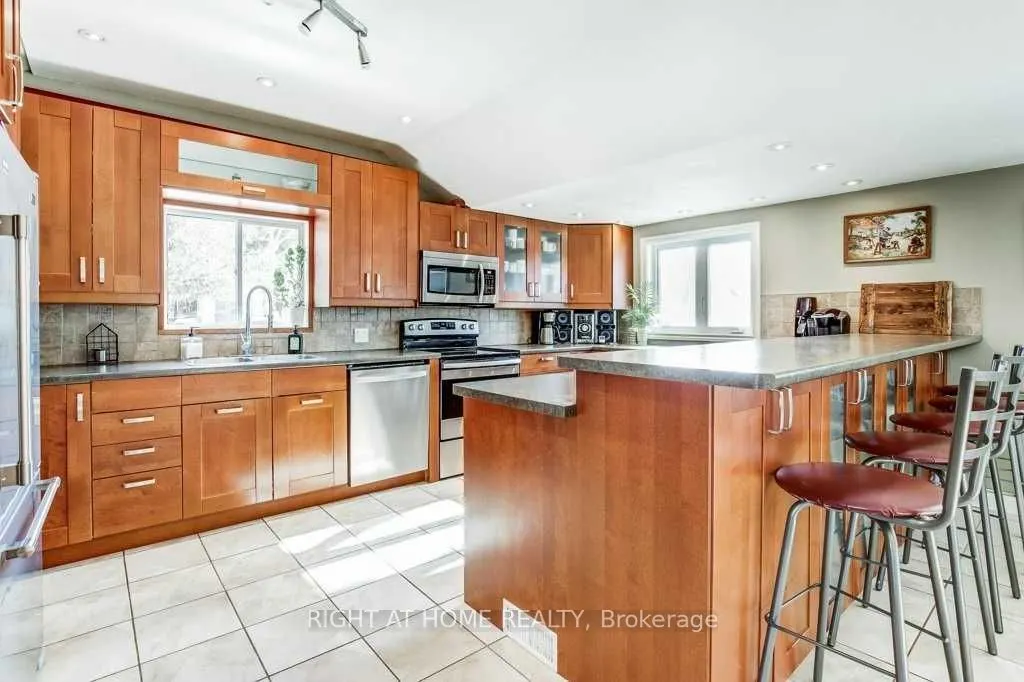 1364 Queen St W