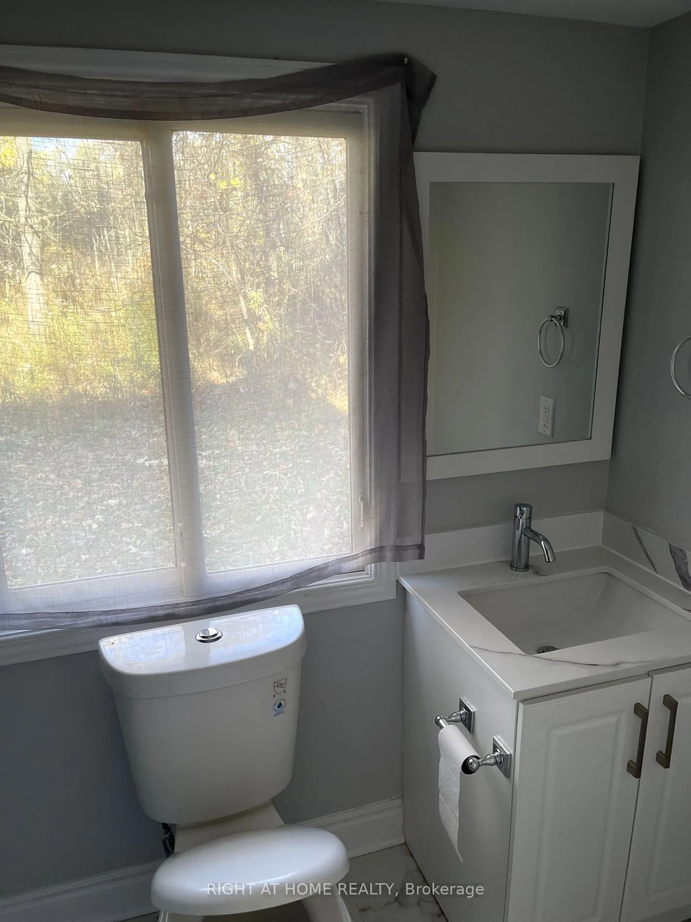 1364 Queen St W