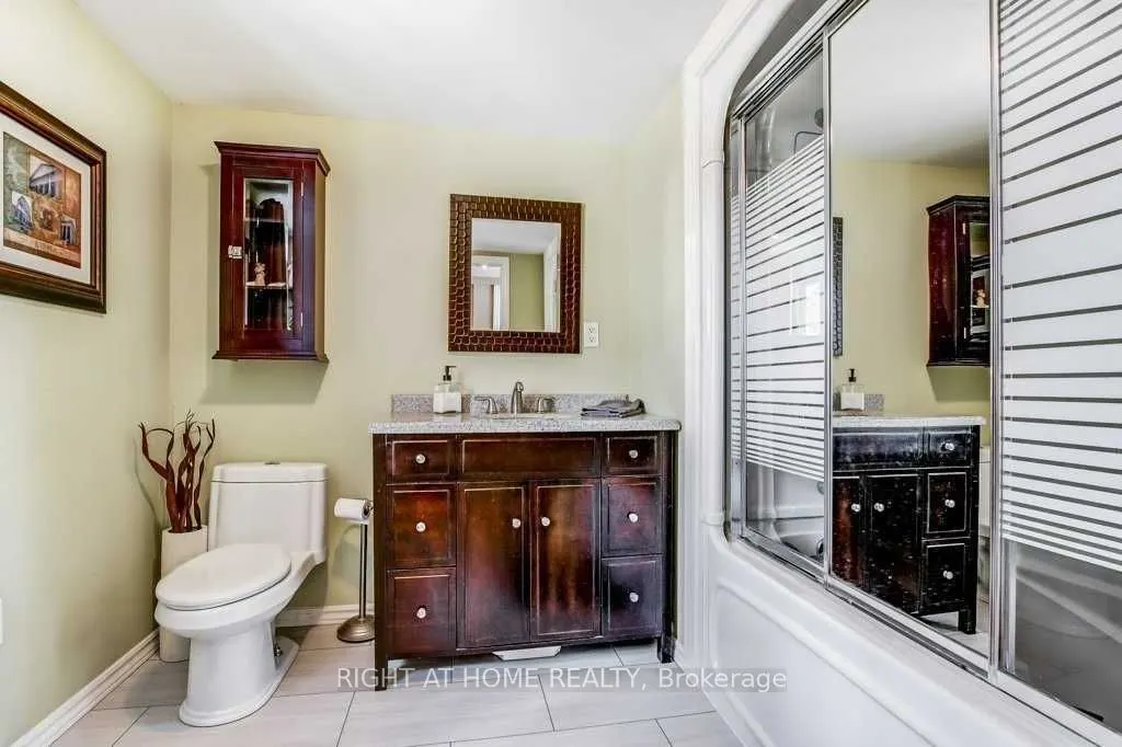 1364 Queen St W