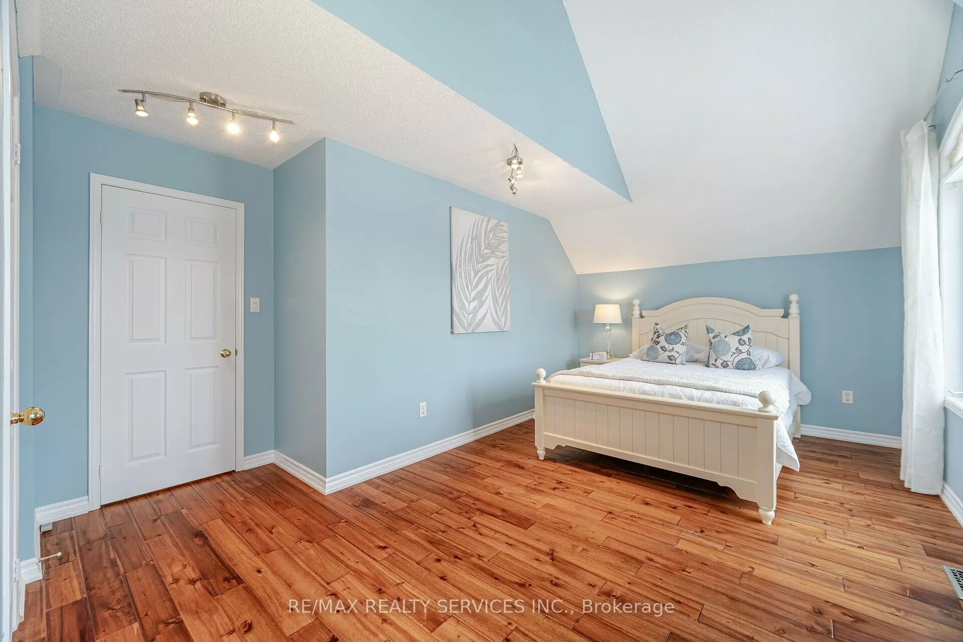 64 Edenbrook Hill Dr