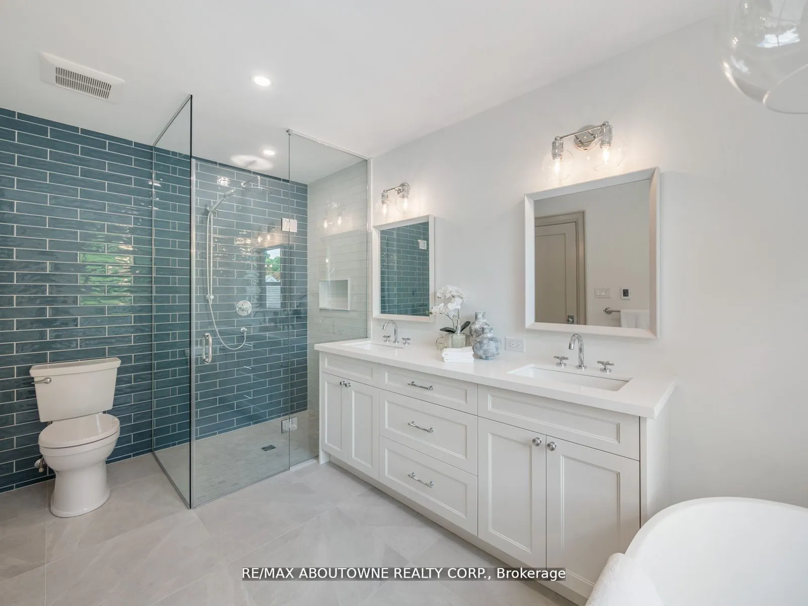 33 Harbourside Crt