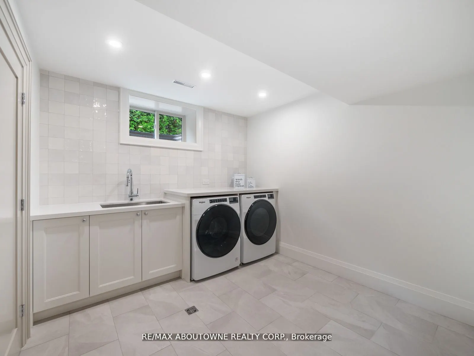 33 Harbourside Crt