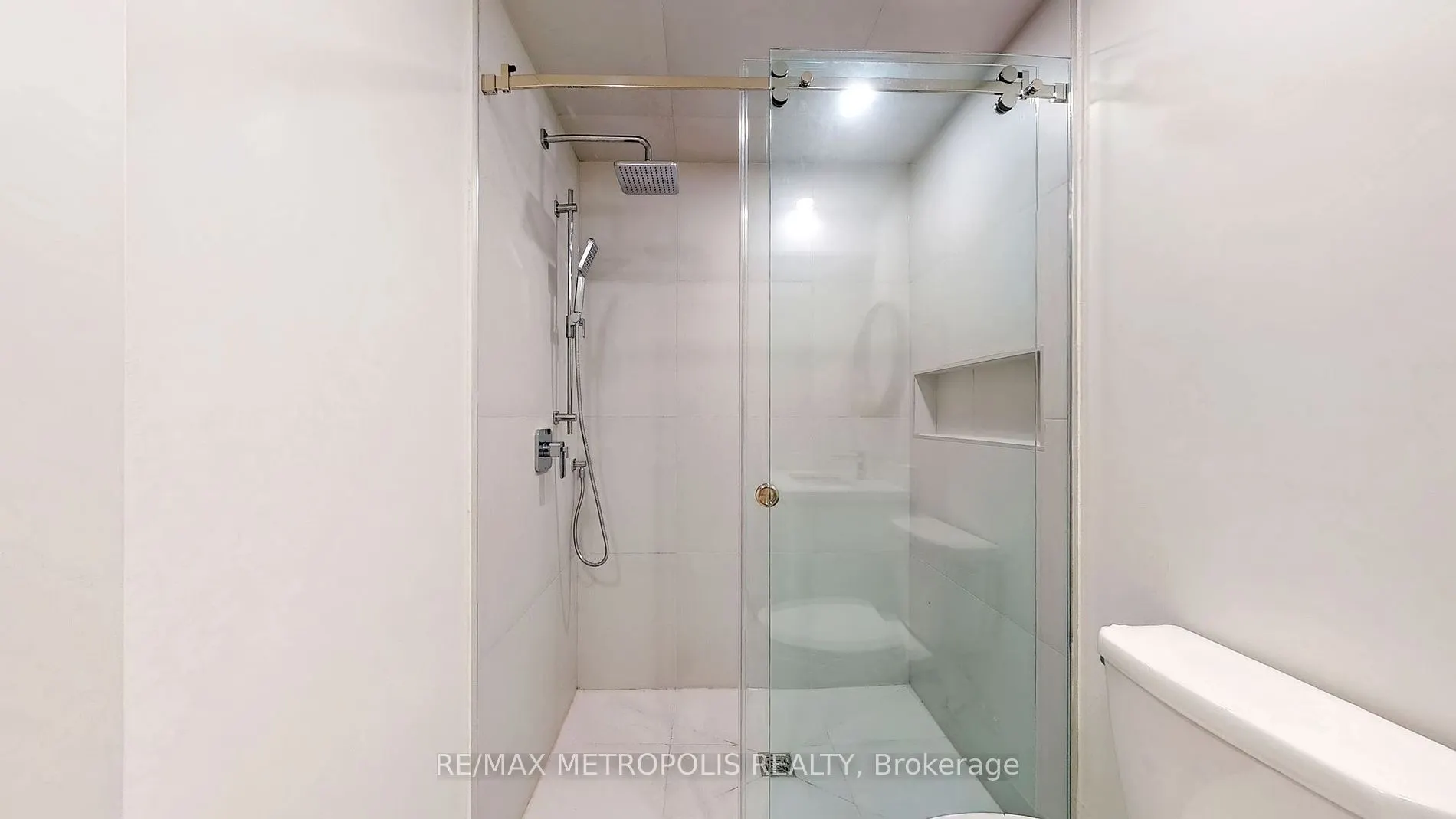 40 Stanwood Cres, #Lower B