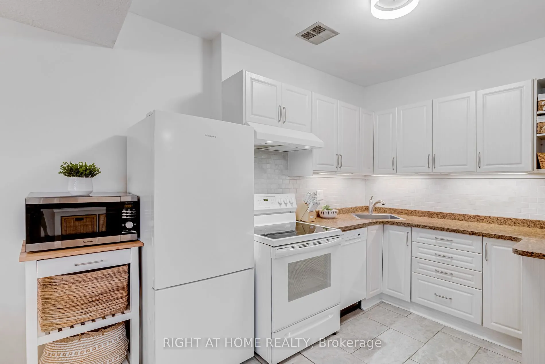 49 Queen St E, #101