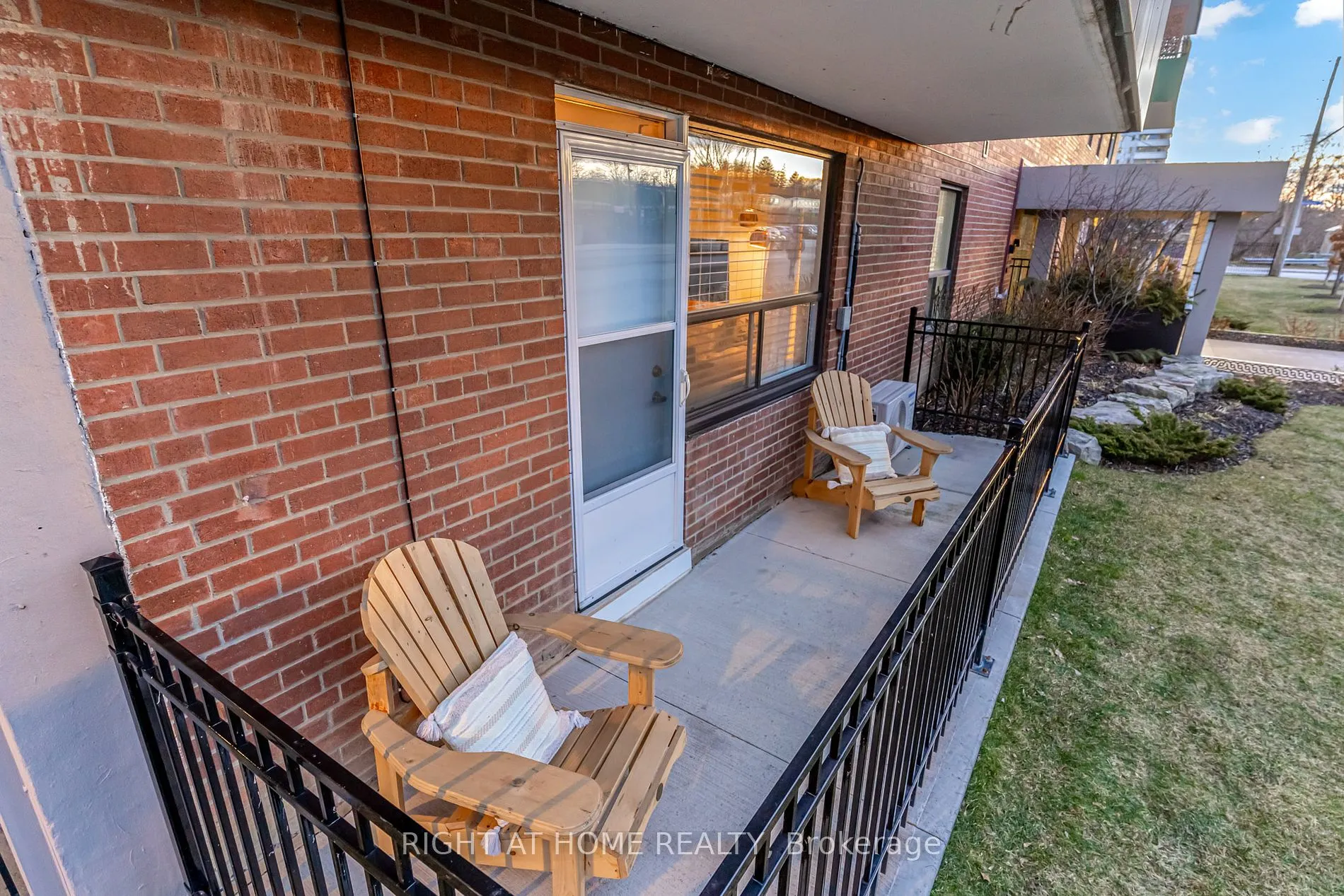 49 Queen St E, #101