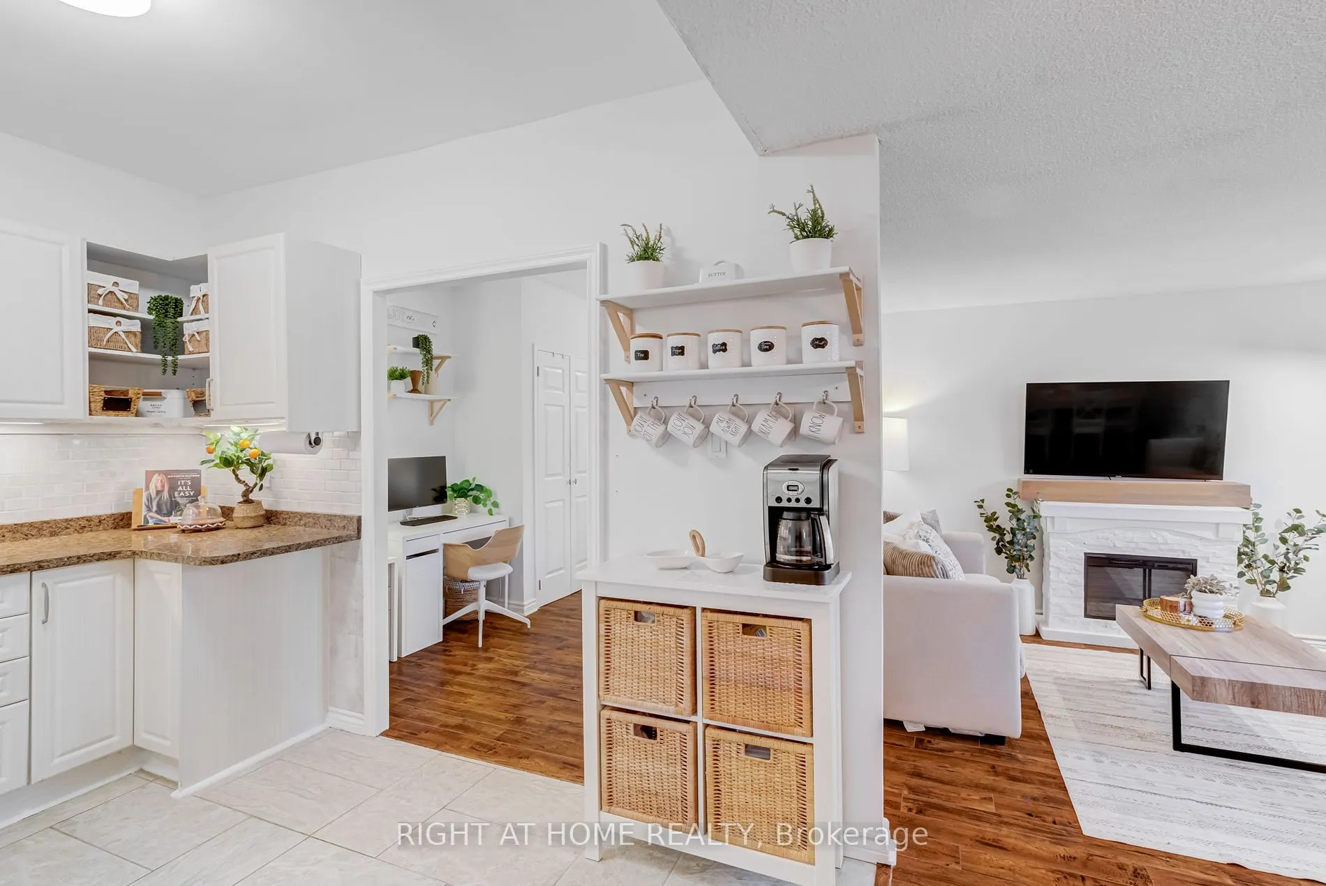 49 Queen St E, #101