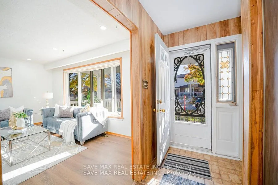 2 Geneva Cres