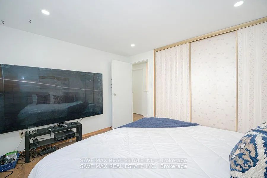 2 Geneva Cres