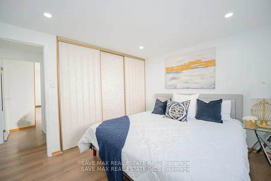 2 Geneva Cres
