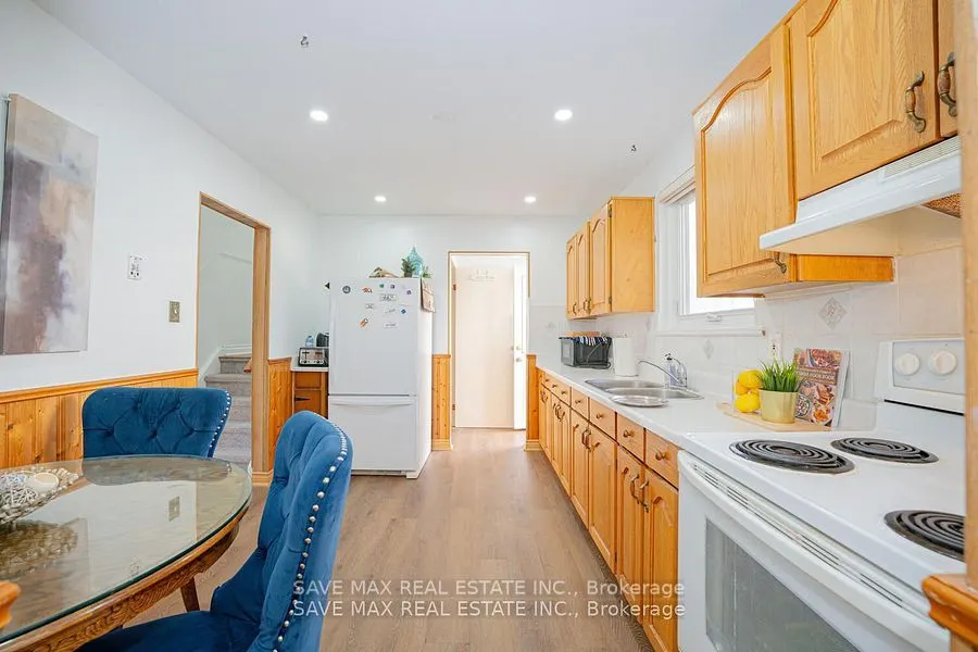 2 Geneva Cres