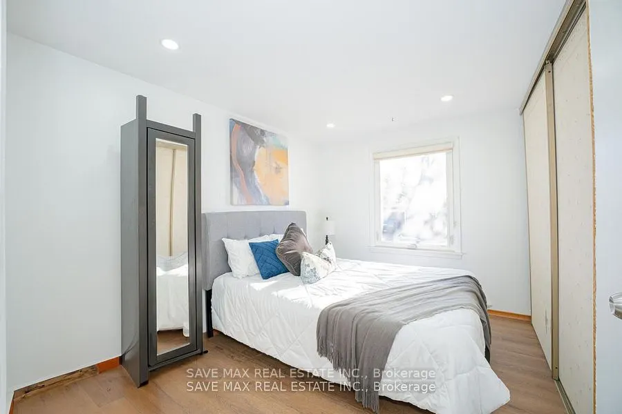 2 Geneva Cres
